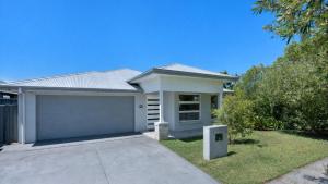 Charis by the Bay 4 bedrooms 5 mins to beach