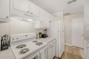 Modern City Getaway 2B - Sleeps 6 - Pool, Prkg