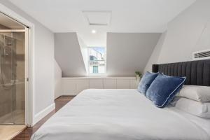 Spacious Inner-City House with Balcony Views