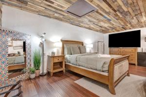 Swann Ave Suite Walk to Bayshore & Hyde Park