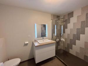 Appartement luxe 4 pers, bord de mer, balcon, piscine, animaux admis, parking, WiFi - FR-1-194-196