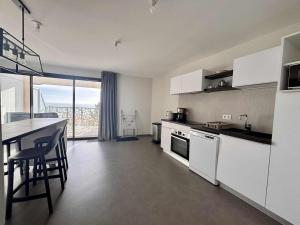 Appartement luxe 4 pers, bord de mer, balcon, piscine, animaux admis, parking, WiFi - FR-1-194-196