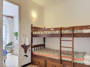 Appartement Climatisé avec Cabine et Parking Privé, à Deux Pas de la Plage, WiFi Inclus - FR-1-715-7