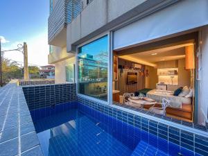 Flat com piscina privativa a 30 metros da praia