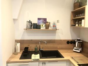 Gîte Elégant appartement urbain avec parking : explorez la ville à pied!