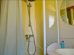 Bungalow de charme avec terrasse - 5 pers, 2 chambres, espace jardin - API-1-52-1838