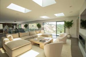 Hollywood Hills Luxury Oasis with Jacuzzi & Sauna