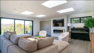 Hollywood Hills Luxury Oasis with Jacuzzi & Sauna