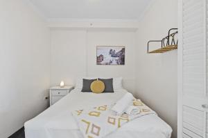 Bright 2 Bed Apartment with Ocean Views