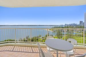 Bright 2 Bed Apartment with Ocean Views