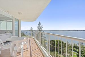 Bright 2 Bed Apartment with Ocean Views