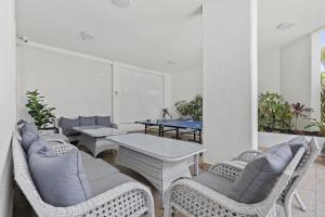 Bright 2 Bed Apartment with Ocean Views