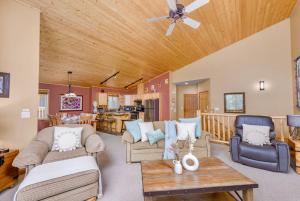 Best Ski-in out 3 Bdrm Chalet, with Hot Tub