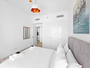 Chic & Classic 1BDR In Downtown Views-14