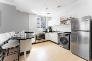 Free housekeeping visits during your stay - StayShort - Stylish 1BR in the Heart of Dubai Marina