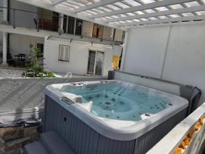 Apartment mit zwei Schlafzimmer mit Meerblick,Pool und Jacuzzi