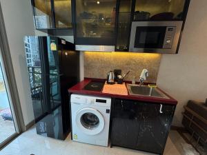 Luxury 1-Bedroom Condo with Pools, Gym & Rooftop