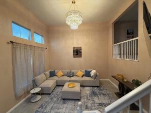 Private and Stylish 3Bdrm 3Ba Townhome, Gated Patio, King Bed, spacious