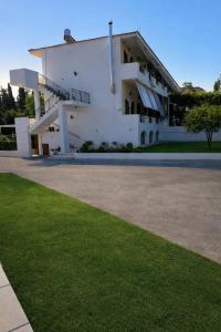 Ameli Studio ,Balcony with Mountain View, Kitchenette, 1km to Beach by likeyourhome