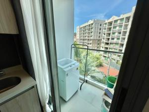 Modern 1-Bedroom Apartment with pool