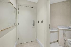 Stylish 1-Bedroom Apartment in Business Bay with Balcony Views