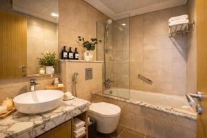 Keyrock Living - Dubai Oasis with Balcony Views