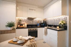 Keyrock Living - Dubai Oasis with Balcony Views