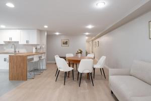 Stylish Scenic Oasis: 3-Bedroom Suite, West Van