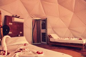 Paradise city groups hideaway