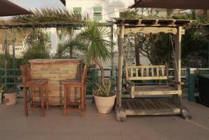 Beach View a Walk to 711 and El with Pool Access