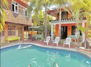 Beach View a Walk to 711 and El with Pool Access