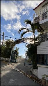 Beach View a Walk to 711 and El with Pool Access