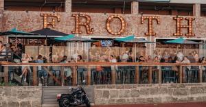 Seriously Amazing Beachside Location, Luxe 4x2 opposite Mettams Pool