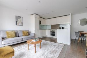 Blueground Finsbury balcony nr Museum LON-721