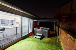 Group-Friendly Home near Manchester with Hot Tub and Private Cinema Room