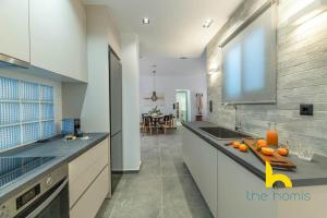 Spacious Family APT W Sunny Balcony & Whirlpool!