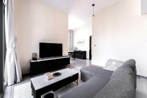 StayShort - Spacious 1 Bed in Business Bay that Sleeps 4