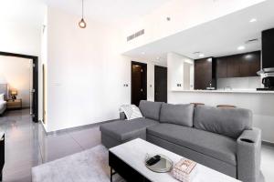 StayShort - Spacious 1 Bed in Business Bay that Sleeps 4