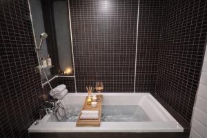 Large 6 Pax Bedroom with 3 Beds and Balcony next to Nana BTS