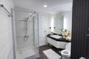 Large 6 Pax Bedroom with 3 Beds and Balcony next to Nana BTS