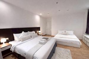 Large 6 Pax Bedroom with 3 Beds and Balcony next to Nana BTS