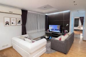 Large 6 Pax Bedroom with 3 Beds and Balcony next to Nana BTS