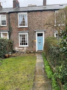 Tower Place Cottage Within the City walls -permit parking available