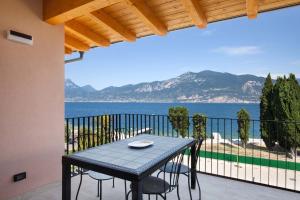 Lake Breeze Modern Apartment