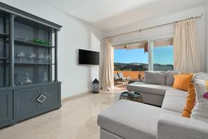 Beautiful 2 bedroms apartment located in Elviria Hills