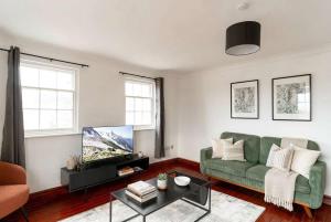 Bright 1 Bed Harbour-side Apartment with Balcony