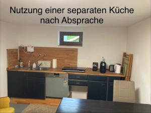 ruhiges Gästezimmer mit King-Size-Bett