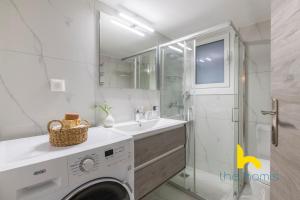 Sun Splashed Sanctum w Green Patio, Acropolis