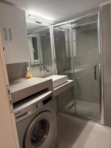 Spacious Two Bedroom Apartment, Walking distance to Neos K Metro