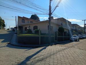 Casa 4 Quartos garagem 3 carros, churrasqueira e ar condicionado,
